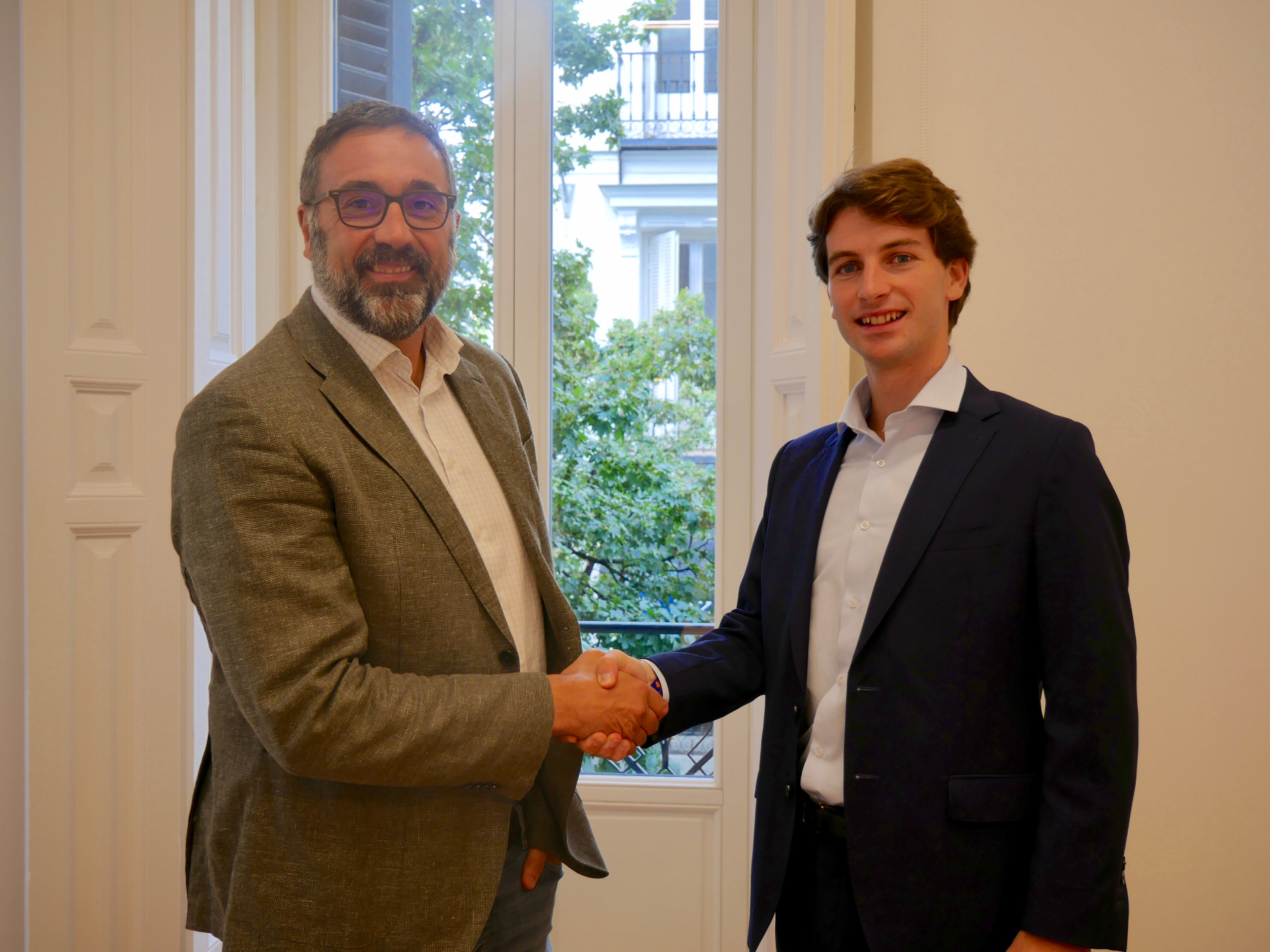 Handshake Santiago Mediano Partnership